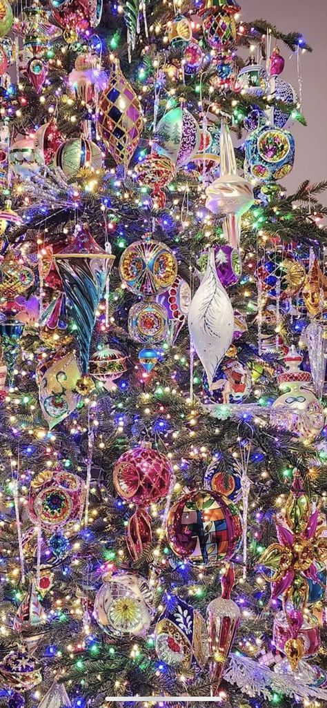 Mixed Lights Christmas Tree, Lisa Frank Christmas Tree, Christmas Tree Unique Ideas, Bright Christmas Aesthetic, Colorful Christmas Tree Decorations, Xmas Tree Decorations Ideas, 70s Christmas Aesthetic, 90s Christmas Aesthetic, Whimsigoth Christmas