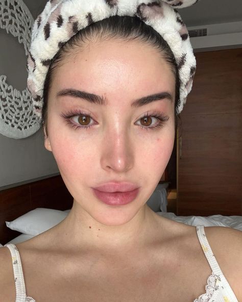 Thewizardliz on Instagram: “Morning face” Queen Liz, Vogue Beauty, Bare Face, Pretty Skin, Without Makeup, Perfect Skin, Feminine Energy, Holiday Nails, Brown Eyes