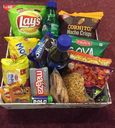 Snack Hampers Idea, Snacks Hamper Ideas, Snacks Gift Basket Ideas, Gift Hampers Packaging, Food Hamper Ideas, Room Hampers, Campus Fits, Hamper Diy, Hampers Idea