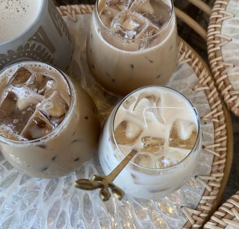 Iced Machiatto, Aesthetic Coffee Date, Date Coffee, Ice Caramel Macchiato, Photography Coffee, Coffee With Friends, Caramel Macchiato, Coffee Aesthetic, Coffee Photography