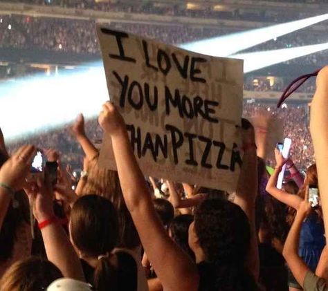 Spit On Me, 1d Concert, Concert Signs, Funny Banner, 5sos Concert, Concert Crowd, Harry Styles Funny, Fan Poster, Harry Styles Concert