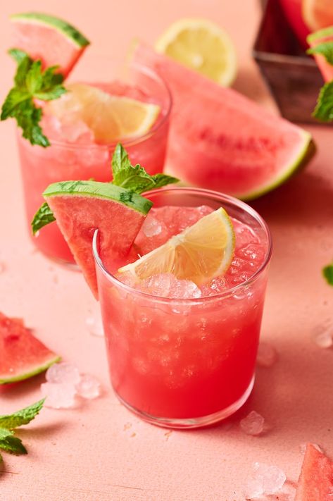 Watermelon Lemonade Watermelon Daiquiri, Bio Twitter, Diy Ballon, Daiquiri Recipe, Daiquiri Cocktail, Baker By Nature, Watermelon And Lemon, Watermelon Lemonade, Refreshing Summer Drinks