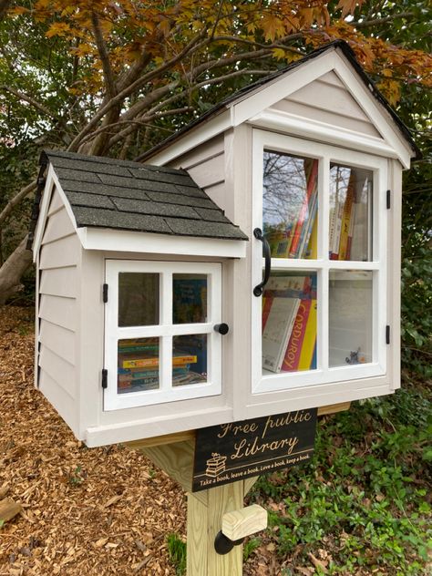 Library for the neighborhood and a compartment for kids and another for big kids and adults. Custom design and largely constructed with scrap wood. Street Library Diy, Community Book Library, Neighborhood Book Library Front Yards, Book Houses Outdoor, Neighborhood Library Box Diy, Lending Library Ideas, Diy Little Library, Neighbourhood Library, Free Little Library Ideas