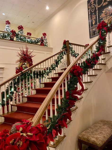 Travel blogger, Greta Hollar, shares what to do in three days at Myrtle Beach. #myrtlebeach #southcarolina #discoversc Diy Christmas Decorations Staircase, Banister Christmas Decor, Christmas Garland Staircase, Christmas Banister, Christmas Stairs Decorations, Christmas Staircase Decor, Christmas Stairs, Christmas Home Decor Ideas, Christmas Staircase