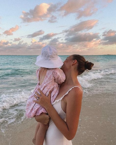 A gorgeous little darling and her mama spotted on the coastline of Mexico 🇲🇽 👀🌸 #lollymay Summer Baby Photos, May Baby, Mommas Girl, Dream Marriage, Future Mommy, Mama And Baby, Cute Love Memes, Mommy Goals, Dream Family