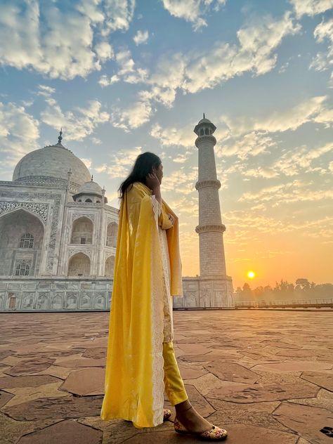 Taj Mahal Poses For Women, Agra Photography Poses, Taj Mahal Picture Ideas, Photo Pose In Suit, Tajmahal Photoshoot Dress, Taj Mahal Outfit Ideas Women, Tajmahal Poses, Tajmahal Photography Taj Mahal, Taj Mahal Photography Pose