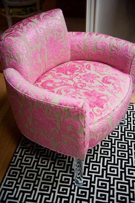 Apartment Decorating Pink, New Apartment Decorating, Small Armchairs, Pink Sweets, Pink Couch, Bedroom Pink, Trendy Apartment, Living Room Arrangements, Office Chair Design