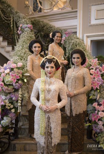 Bride with bridesmaid wearing kebaya, Javanese traditional dress | A Grand Javanese Wedding With A Butterfly Garden Theme |  http://www.bridestory.com/blog/a-grand-javanese-wedding-with-a-butterfly-garden-theme Traditional Javanese Wedding, Butterfly Garden Theme, Javanese Wedding, Kebaya Lace, Kebaya Wedding, Indonesian Wedding, Muslimah Wedding Dress, Muslimah Wedding, Kebaya Dress