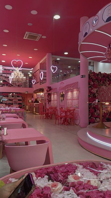 Hello Kitty Cafe Interior, Beautiful Restaurants Interiors, Unique Cafe Design Interiors, Rosa Pink Aesthetic, Pink Cafe Interior, Cafeterias Aesthetic, Pink Cafe Aesthetic, Aesthetic Cafe Design, Brunch Pics