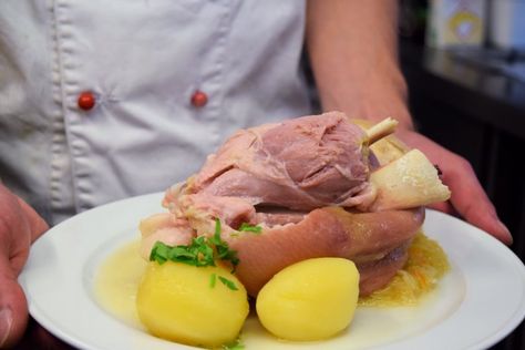 Eisbein - Rezept | GuteKueche.de Eggs Benedict, Slow Cooker, Food And Drink, Meat, Quick Saves