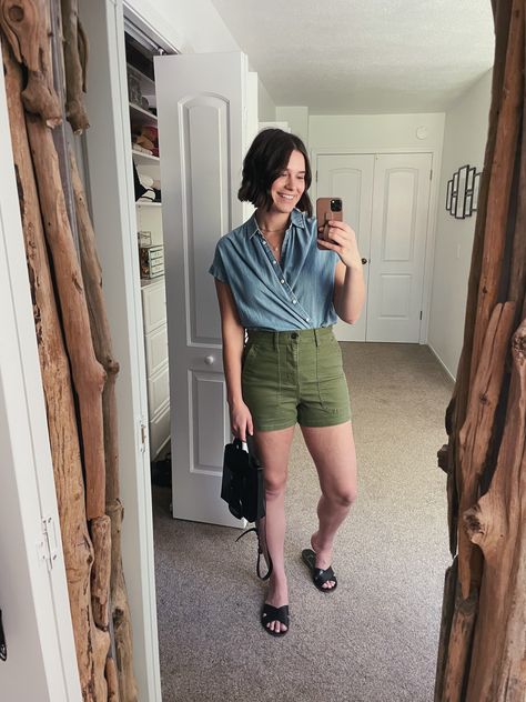 Hunter Green Shorts Outfit, Army Green Shorts Outfit, Green Shorts Outfits Women, Olive Green Shorts Outfit, Green Shorts Outfits, Green Linen Shorts Outfit, Green Shorts Outfit, Linen Shorts Outfit, Shorts Outfit Casual