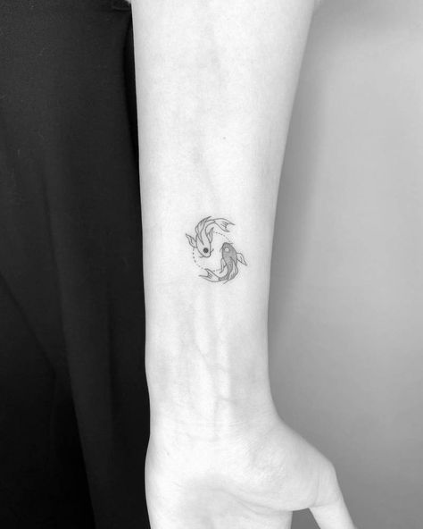 Ying Yang Tattoo Minimalist Fish, Ying Yang Tattoo Avatar, Koi Fish Yin Yang Tattoo Couple, Minimal Yin Yang Tattoo, Small Tattoos Ying Yang, Avatar Ying Yang Fish Tattoo, Small Ying Yang Tattoo, Koi Fish Hand Tattoo, Matching Fish Tattoos