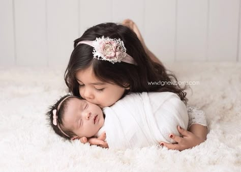 Sibling Photography Newborn, Newborn Family Pictures, Newborn Sibling, Baby Boy Newborn Photography, Foto Newborn, Newborn Family Photography, Sibling Photography, Newborn Family Photos, Sibling Photos