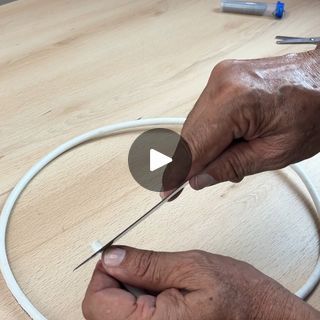 605K views · 14K reactions | Place a wall hook on your TV and you will have the best homemade digital antenna! | Place a wall hook on your TV and you will have the best homemade digital antenna! | By Recipes Of Poor | Hang a wall hook on your TV and
you can watch any channel. Digital antenna salesman don't
want you knowing this. For this simple trick, we'll need an
aluminum can. I'm going to use these soda cans. With the help
of an object, we'll cut out the bottom part. Because we're only
going to use the circular part at the bottom of the can. I
never thought that with just a wall hook and a soda can, I
could make a cutting-edge HD antenna. Not only is this
incredibly useful but it's also very economical and effective.
So, pay close attention to the step by step so that everything
works p Homemade Outdoor Tv Antenna, Television Antenna, Outdoor Hdtv Antenna, Digital Antenna, Yagi Antenna, Efhw Antenna, Aluminum Can, Simple Tricks, Wall Hooks