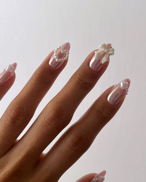 Melanie Graves (@overglowedit) • Fotos e vídeos do Instagram Trending Simple Nails, Pink Nail Charm Designs, Pretty Pink Gel Nails, Gel Nail Designs With Charms, Pink Pearl Nails Design, Nails Ideas Charms, Hens Party Nails, Nails Pearls Design, Simple Nails With Charms