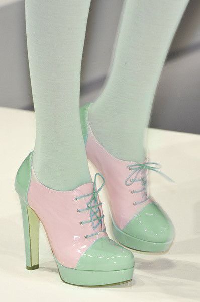 Hak Tinggi, Kawaii Shoes, Pastel Fashion, Crazy Shoes, Pretty Shoes, Pastel Goth, Lolita Fashion, Womens Fashion Trends, Beautiful Shoes