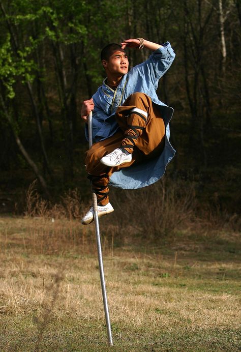 Shaolin monk demonstrating a technique learned from the Monkey King, legendary master of the staff. Shaolin Monks, Bo Staff, Kung Fu Martial Arts, Shaolin Kung Fu, Action Pose Reference, Male Pose Reference, Anatomy Poses, Body Reference Poses, Human Poses Reference