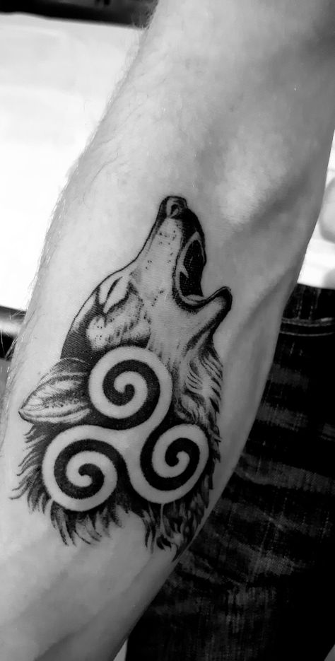 Delta Tattoo, Half Sleeve Tattoos Wolf, Teen Wolf Tattoo, Howling Wolf Tattoo, Unique Half Sleeve Tattoos, Small Wolf Tattoo, Celtic Tattoo Designs, Fox Tattoo Design, Abstract Tattoo Designs