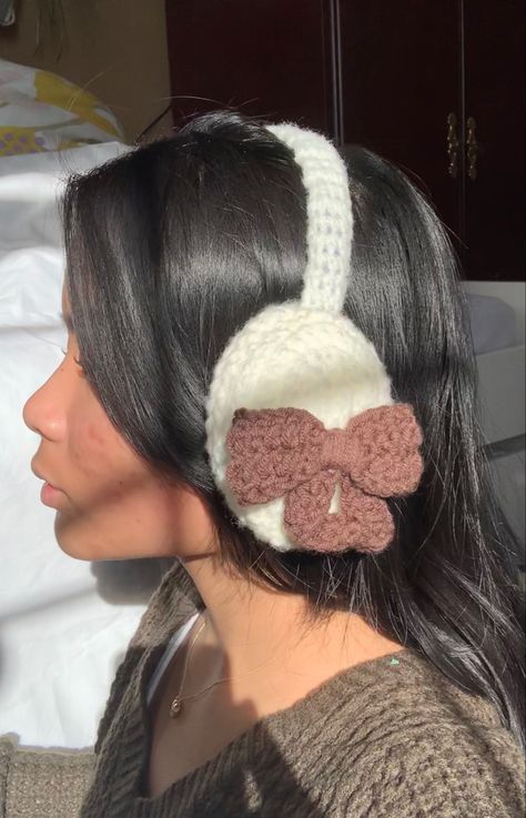 Crochet Ideas Aesthetic Winter, Cute Crochet Earmuffs, Coquette Earmuffs, Crochet Ear Muffs Free Pattern, Crochet Earmuffs Free Pattern, Headphone Crochet Accessories, Crochet Winter Accessories, Earmuff Crochet, Ear Muffs Crochet