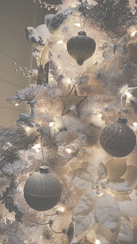 White Christmas Tree Aesthetic Wallpaper, White Christmas Aethstetic, Aesthetic Christmas Tree White, White Christmas Ornaments Aesthetic, White Christmas Tree With Silver Decor, White Xmas Aesthetic, White Christmas Aesthetic Decor, White Winter Aesthetic Wallpaper, White Christmas Astethic