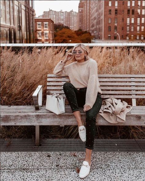 After being an NYC resident for over a decade, one writer looks back on the outfit mistakes she's learned from along the way. White Flats Outfit, White Mules Outfit, White Loafers Outfit, How To Wear Jeans To Work, Mule Shoes Outfit, Loafers Outfits, Slipper Outfit, Mules Outfit, How To Wear Loafers