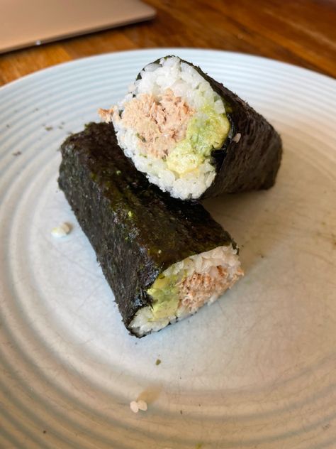 Sushi Aesthetic Tuna Sandwich, Pretty Meals Aesthetic, Tuna Sandwich Aesthetic, Tuna Aesthetic, Sushi Filling Ideas, Sushi Healthy, Avocado Sushi, Lunch Aesthetic, Yummy Sushi