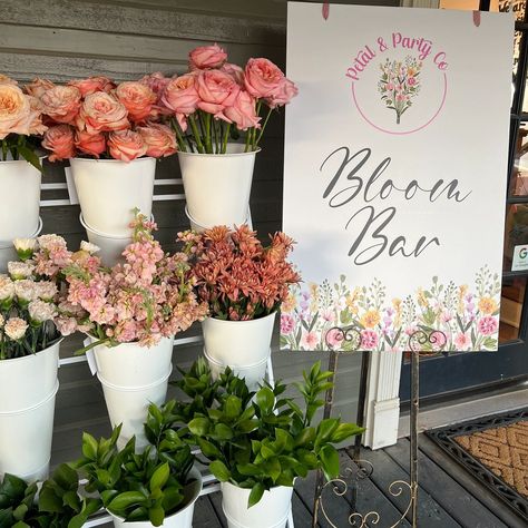 Flower Bar Experience Flower Bar Party, Flower Bouquet Bar, Flower Bar Ideas, Bridal Shower Flower Bar, Garden Party Dinner, Wedding Party Themes, Floral Therapy, Petals And Prosecco, Birthday At Home