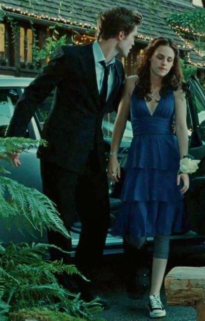 <3 Love watching these movies. Please check out my website thanks. www.photopix.co.nz Bella Y Edward, Twilight Dress, Billy Burke, Twilight Outfits, Twilight Bella, Twilight Saga Series, Swan Dress, Twilight Cast, Twilight Edward