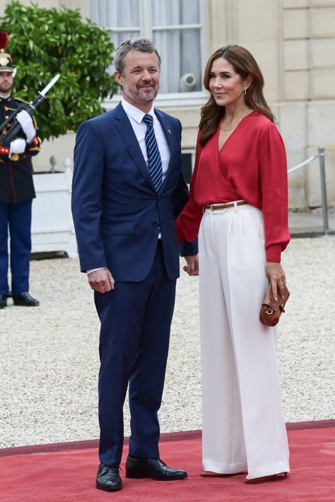 Queen Mary models elegant cinched skirt following mystery injury Primavera Outfit, Wife Style, Princess Marie Of Denmark, Mary Of Denmark, Danish Royal Family, Wearing All Black, Royal Outfits, Crown Princess Victoria, Princess Victoria