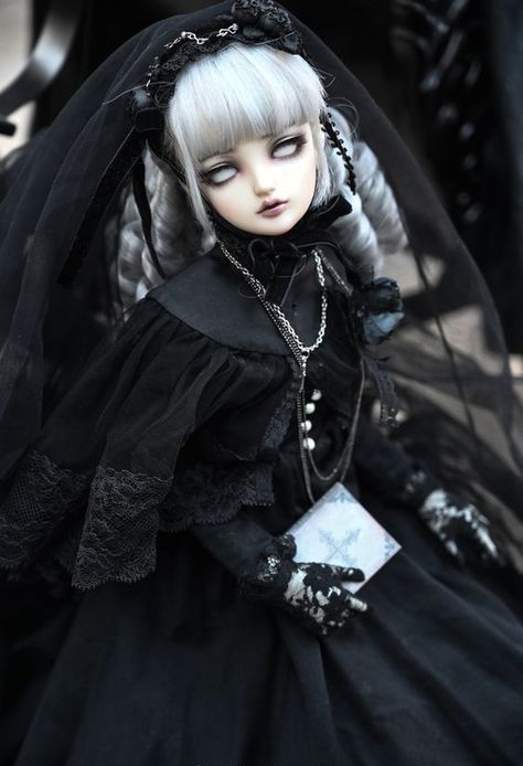 Gothic Dolls Victorian, Misty Moors, Porcelain Doll Aesthetic, Enchanted Doll, Doll Aesthetic, Haunted Dolls, Victorian Goth, Gothic Dolls, Vintage Goth