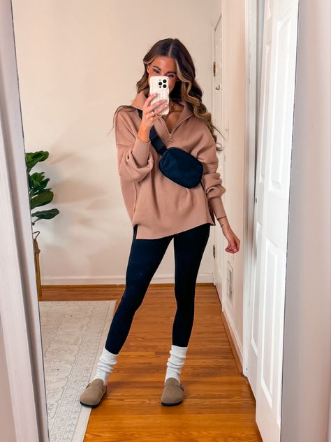 Clog And Socks Outfit, Birkenstocks With Leggings Outfit, Birkenstocks Outfit Winter, Clog Outfits Winter, Leggings And Boston Clogs, Birkenstock Sherpa Clogs Outfit, Winter Birkenstock Clog Outfit, Clog Winter Outfits, Women’s Birkenstock Boston Outfits