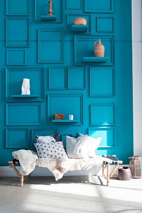 Empty picture frames painted the same color as the teal walls and accented with shelves add interest to a boring wall and lend a funky, "I live in an art installation" vibe - LOVE this! Art Hallway, Hallway Art, French Manicures, Print Bathroom, Staircase Wall, Smart Tiles, Teal Walls, Art Bathroom, Style Deco