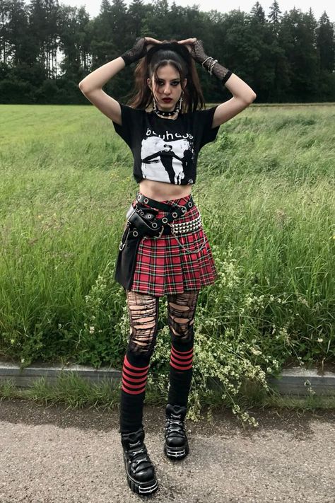 Red Plaid Skirt Outfit Grunge, Grunge Red Outfit, Ripped Stockings Outfit, Emo Skirt Outfits, Plaid Skirt Outfit Grunge, Plaid Skirt Grunge, Red Plaid Skirt Outfit, Grunge Skirt Outfit, Ripped Stockings