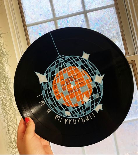 Taylor Swift Mirrorball, Record Painting Ideas, Record Decor, Vinyl Record Painting, Vinyl Record Art Ideas, Painted Records, Vinyl Record Crafts, Vinyl Paintings, Painted Vinyl Records