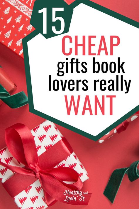 unique and inexpensive gifts for bookish friends Book Club Gift Basket Ideas, Gifts For Book Lovers Diy, Gift For Book Readers, Gifts For Book Worms, Diy Bookish Gifts, Book Club Gift Ideas Diy, Gift For Bookworm, Book Club Gifts Ideas, Book Nerd Gifts