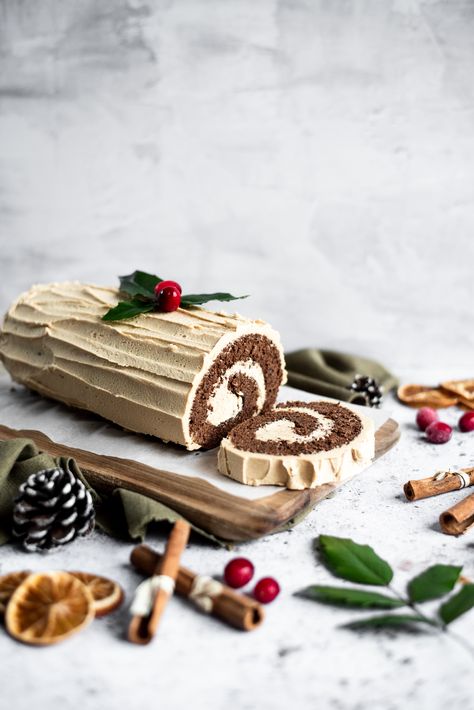 Yule Log Aesthetic, Biscoff Yule Log, Christmas Swiss Roll Cake Yule Log, Christmas Log Recipe, Swiss Roll Cake Christmas, Biscoff Swiss Roll, White Yule Log Cake, Brownie Yule Log, Yule Log Cake Christmas