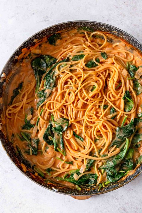 This vegan creamy spinach and tomato pasta is easy to make in less than 30 minutes for a delicious meal perfect for busy weeknights. Spaghetti Spinach Tomato, Spinach And Tomato Pasta, Creamy Tomato Pasta Recipes, Tomato Spinach Pasta, Spinach Pasta Sauce, Tomato And Spinach Pasta, Spinach Tomato Pasta, Spaghetti With Spinach, Creamy Tomato Pasta