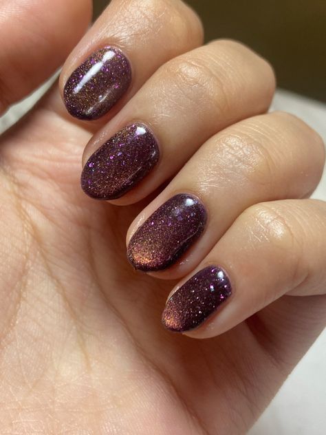 Dark Purple Cateye Nails, Cat Eye Dark Nails, Short Nail Cat Eye, Cat Eye Nails 2024, Dark Purple Cat Eye Nails, Cat Eye Purple Nails, Purple Brown Nails, Dark Red Cat Eye Nails, Burgundy Cat Eye Nails