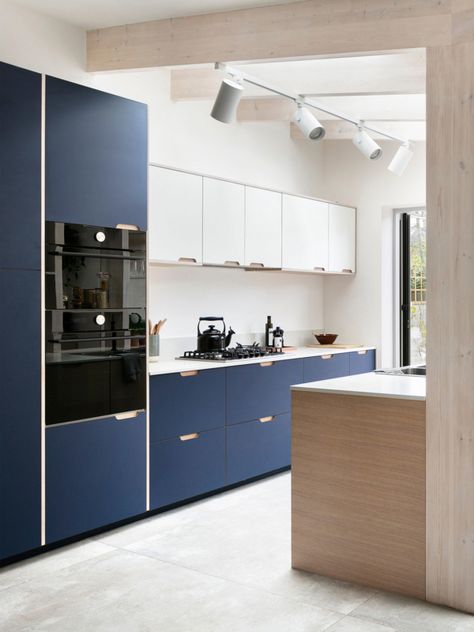 Navy Blue White Kitchen, Navy Blue Kitchen Cabinets Modern, Blue White Kitchen Cabinets, Kitchen Ideas Navy Blue, Navy Kitchen Design, Navy Blue And White Kitchen, Blue Modern Kitchen, Navy Kitchens, Kitchen Cabinets European Style