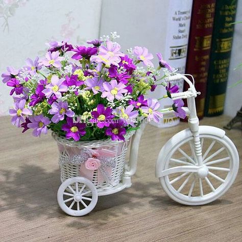 centros de mesa para 15 años bicicletas Everyday Centerpiece, Bicycle With Flowers, Gubahan Bunga, Nylon Flowers, Sweet Bouquet, Creative Flower Arrangements, Vase Crafts, Christmas Garden, House Plants Decor