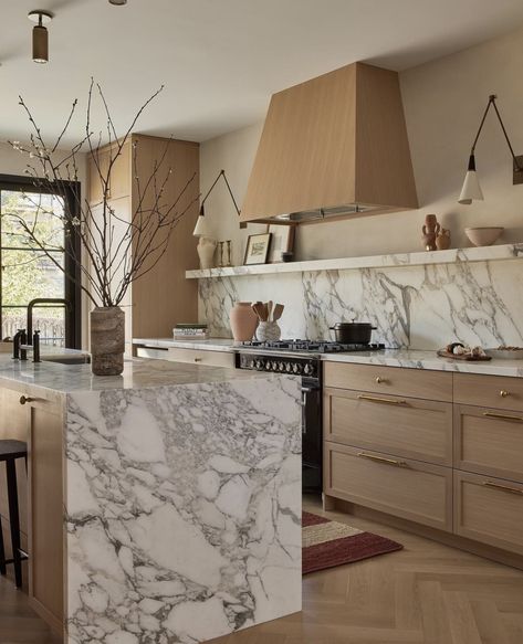 Natural Stone Countertops, Classic Kitchen, Kitchen Marble, Stone Countertops, Wood Kitchen, Marble Countertops, Small Living Room, 인테리어 디자인, White Kitchen