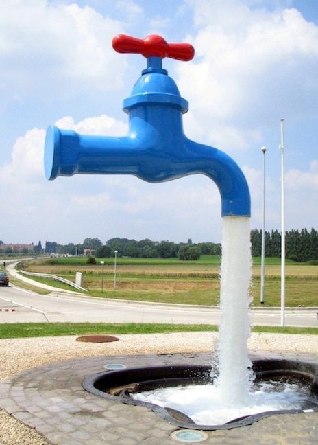 The floating tap fountain is a clever illusion. It consist of a faucet mysteriously hovering above a pool or basin with an endless supply of water gushing out of it from seemingly nowhere. The faucet remains surprisingly steady despite having no visible support and where is all this water coming from? Several giant floating tap fountains can be found around Spain, Belgium, US, Canada and other parts of the world. Public Art Sculpture, Ypres Belgium, Fountain Decor, Front Yard Ideas, Gerobak Dorong, Landscaping Front Yard, Garden Decor Ideas, Public Sculpture, Best Water