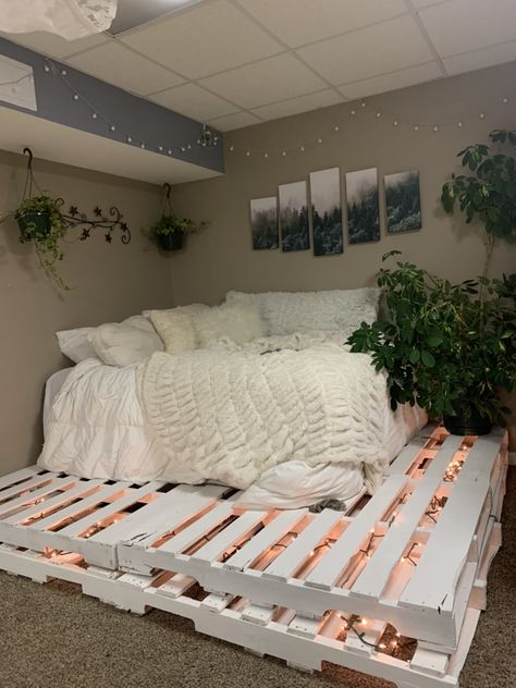 Low Bed Aesthetic Room, Bedroom Ideas For Basement Rooms, Wood Crate Bed Frame, Ways To Make Your Room Cozy, Ways To Arrange A Small Bedroom, Cute Cozy Room Ideas, Diy Room Decor For Teens Aesthetic, Skid Bed Frame, Bed On Pallets Bedroom Ideas