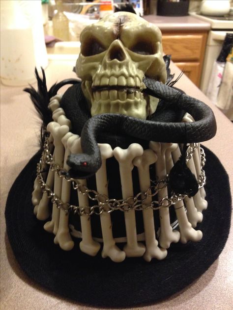 Voodoo Top Hat, Witch Doctor Costume, Voodoo Costume, Voodoo Witch, Voodoo Priest, Voodoo Halloween, Snake Bones, Voodoo Priestess, Skull Snake