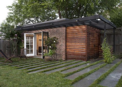 Outbuilding of the Week: Guest Cabana by Fowlkes Studio in Washington, D.C. Brick Shed Ideas, Brick Shed, Yard Office, Garden Cabins, Backyard Studio, Guest Room Decor, Backyard Shed, Backyard Retreat, Garden Studio