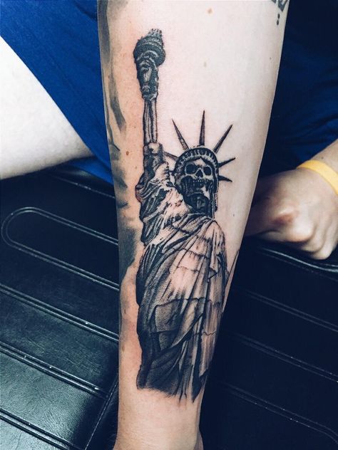 Statue Of Liberty Tattoo, Apocalypse Tattoo, Liberty Tattoo, Random Tattoos, Black Men Tattoos, Tattoo Quotes For Men, California Tattoo, Street Tattoo, Military Tattoos