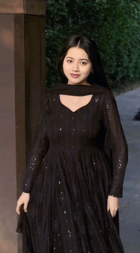 Dupatta With Black Suit, Qawali Night Outfits Black, Black Desi Dress, Black Desi Outfit, Black Suit For Women Indian, Black Suits For Women, Black Anarkali Dress, Black Anarkali Suits, Black Pakistani Dress