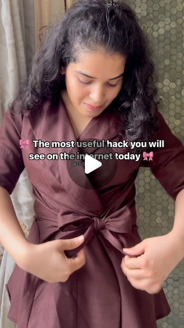 Stu on Instagram: "Follow for more 🎀👒💝 Did you try it? Answer the poll 👇🏽  [String hack , ribbon hack , how to tie ribbon properly, how to tie string to make it look like a bow, bow hack, how to tie string in an elegant way]  #bowhack #ribbonhack #hack #hacks #hackforshirts #shirthack #girlpower #stutzpahh" How To Tie A Belt On A Dress Bow, How To Tie A Dress With A Belt, How To Tie A Bow On A Jumpsuit, Tying Dress Belt, Tie Sash Belt, How To Tie A Belt On A Dress Tutorials, How To Tie A Shirt Dress Belt, Tying Bow On Dress, How To Tie A Cloth Belt