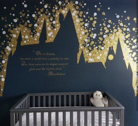 Harry Potter themed nursery wall art Harry Potter Baby Nursery, Baby Harry Potter, Stile Harry Potter, Harry Potter Nursery, Harry Potter Room Decor, Harry Potter Bedroom, Potters House, Nursery Mural, Harry Potter Baby