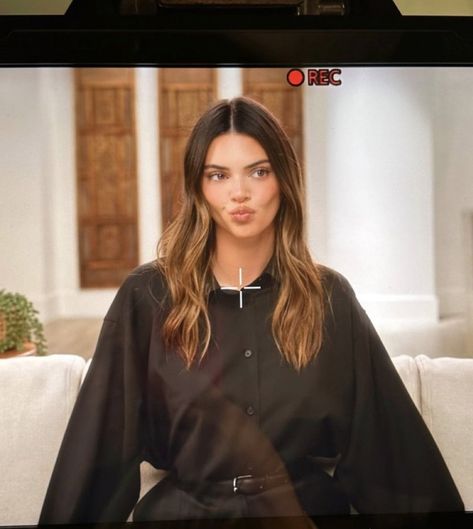 Kendall Jenner Hair Color, Brown Hair Trends, Kendall Jenner Hair, Stile Kendall Jenner, Jenner Hair, Hair Color Guide, Kendall Jenner Instagram, Brown Hair Looks, Brunette Hair With Highlights